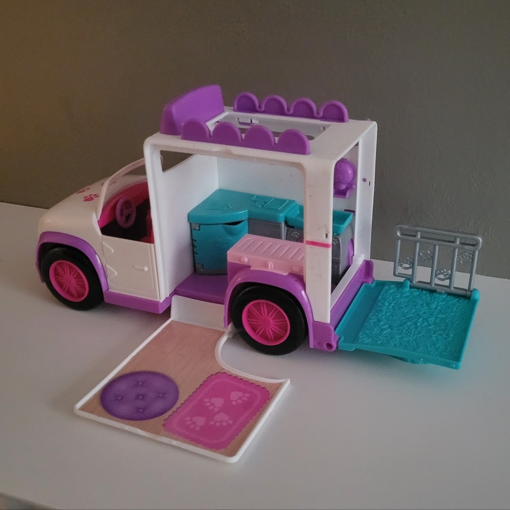 Polly Pocket mobile vet